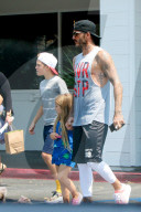 PEOPLE - David Beckham geht mit seinem Clan Frühstücken