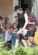 PEOPLE - Brooklyn Beckham führt seine kleine Schwester Harper zum Frühstück aus