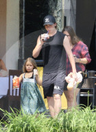 PEOPLE - Brooklyn Beckham führt seine kleine Schwester Harper zum Frühstück aus