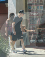 PEOPLE - Brooklyn Beckham führt seine kleine Schwester Harper zum Frühstück aus