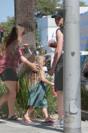 PEOPLE - Brooklyn Beckham führt seine kleine Schwester Harper zum Frühstück aus