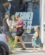 PEOPLE - Brooklyn Beckham führt seine kleine Schwester Harper zum Frühstück aus
