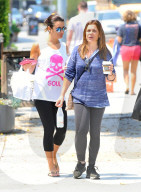 PEOPLE - Lea Michele holt sich mit ihrer Mutter einen Kaffee