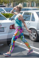PEOPLE - Miley Cyrus trägt psychodelische Hippie-Leggins