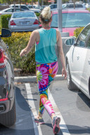 PEOPLE - Miley Cyrus trägt psychodelische Hippie-Leggins