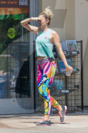 PEOPLE - Miley Cyrus trägt psychodelische Hippie-Leggins
