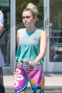 PEOPLE - Miley Cyrus trägt psychodelische Hippie-Leggins