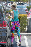 PEOPLE - Miley Cyrus trägt psychodelische Hippie-Leggins