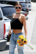 PEOPLE - Miranda Kerr kauft sich selber Sonnenblumen?