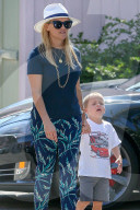 PEOPLE - Reese Witherspoon kleinen Sohn Tennessee scheint es nicht zu passen