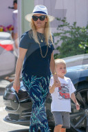 PEOPLE - Reese Witherspoon kleinen Sohn Tennessee scheint es nicht zu passen