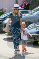 PEOPLE - Reese Witherspoon kleinen Sohn Tennessee scheint es nicht zu passen