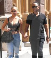 PEOPLE - Chrissy Teigen bauchfrei unterwegs mit John Legend