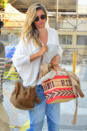 PEOPLE - Gisele Bündchen ganz casual unterwegs