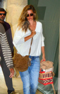 PEOPLE - Gisele Bündchen ganz casual unterwegs