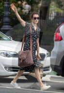 PEOPLE - Rachel Weisz versucht ein Taxi zu schnappen