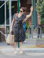 PEOPLE - Rachel Weisz versucht ein Taxi zu schnappen