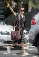 PEOPLE - Rachel Weisz versucht ein Taxi zu schnappen