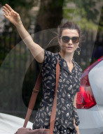 PEOPLE - Rachel Weisz versucht ein Taxi zu schnappen