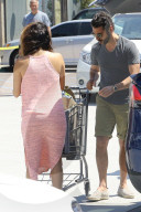 PEOPLE - Pretty in Pink: Eva Longoria macht ein Einkäufe mit Ehemann José Baston