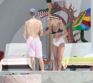 EXKLUSIV - Justin Bieber zeigt seinen Allerwertesten beim Turteln mit Sofia Richie in Cabos San Lucus