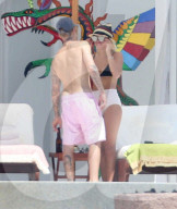 EXKLUSIV - Justin Bieber zeigt seinen Allerwertesten beim Turteln mit Sofia Richie in Cabos San Lucus