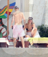 EXKLUSIV - Justin Bieber zeigt seinen Allerwertesten beim Turteln mit Sofia Richie in Cabos San Lucus