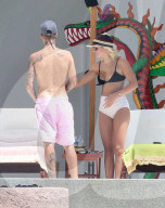 EXKLUSIV - Justin Bieber zeigt seinen Allerwertesten beim Turteln mit Sofia Richie in Cabos San Lucus