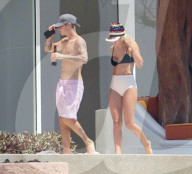 EXKLUSIV - Justin Bieber zeigt seinen Allerwertesten beim Turteln mit Sofia Richie in Cabos San Lucus