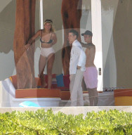 EXKLUSIV - Justin Bieber zeigt seinen Allerwertesten beim Turteln mit Sofia Richie in Cabos San Lucus