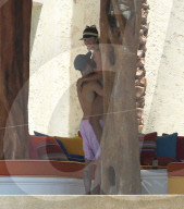 EXKLUSIV - Justin Bieber zeigt seinen Allerwertesten beim Turteln mit Sofia Richie in Cabos San Lucus