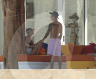 EXKLUSIV - Justin Bieber zeigt seinen Allerwertesten beim Turteln mit Sofia Richie in Cabos San Lucus