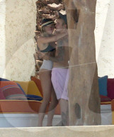 EXKLUSIV - Justin Bieber zeigt seinen Allerwertesten beim Turteln mit Sofia Richie in Cabos San Lucus