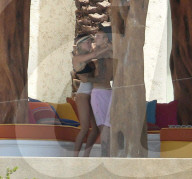 EXKLUSIV - Justin Bieber zeigt seinen Allerwertesten beim Turteln mit Sofia Richie in Cabos San Lucus