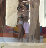 EXKLUSIV - Justin Bieber zeigt seinen Allerwertesten beim Turteln mit Sofia Richie in Cabos San Lucus