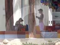 EXKLUSIV - Justin Bieber zeigt seinen Allerwertesten beim Turteln mit Sofia Richie in Cabos San Lucus