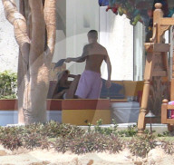 EXKLUSIV - Justin Bieber zeigt seinen Allerwertesten beim Turteln mit Sofia Richie in Cabos San Lucus