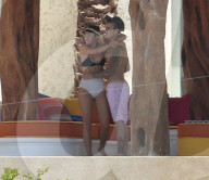 EXKLUSIV - Justin Bieber zeigt seinen Allerwertesten beim Turteln mit Sofia Richie in Cabos San Lucus