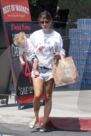 PEOPLE - Elisabetta Canalis geht zusammen mit ihre Tochter Skyler einkaufen in Beverly Hills