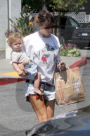 PEOPLE - Elisabetta Canalis geht zusammen mit ihre Tochter Skyler einkaufen in Beverly Hills