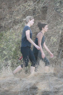 PEOPLE - Jennifer Lawrence geht mit einer Freundin wandern