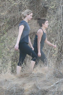 PEOPLE - Jennifer Lawrence geht mit einer Freundin wandern