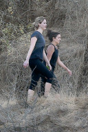 PEOPLE - Jennifer Lawrence geht mit einer Freundin wandern