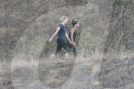 PEOPLE - Jennifer Lawrence geht mit einer Freundin wandern