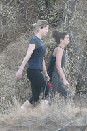 PEOPLE - Jennifer Lawrence geht mit einer Freundin wandern