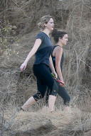 PEOPLE - Jennifer Lawrence geht mit einer Freundin wandern
