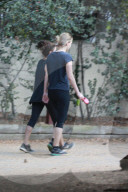 PEOPLE - Jennifer Lawrence geht mit einer Freundin wandern