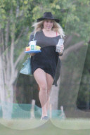 EXKLUSIV - Kesha mit Freunden beim Picknick in Santa Monica