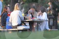 EXKLUSIV - Kesha mit Freunden beim Picknick in Santa Monica