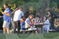 EXKLUSIV - Kesha mit Freunden beim Picknick in Santa Monica